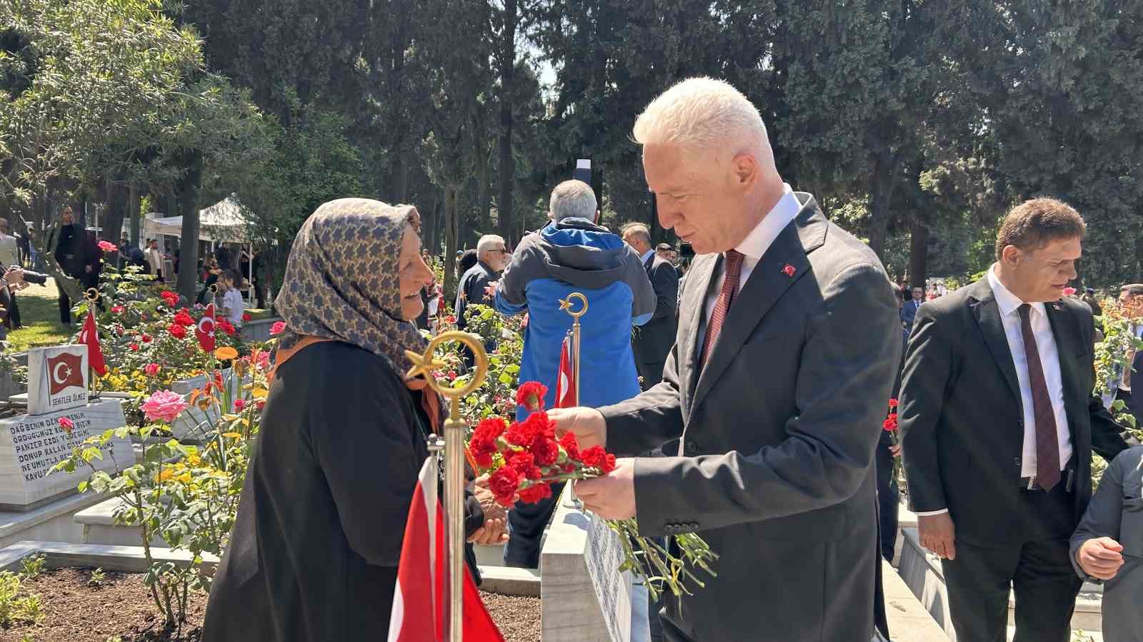 istanbul valisi gul edirnekapi sehitligini ziyaret etti 3 HiDBTke9