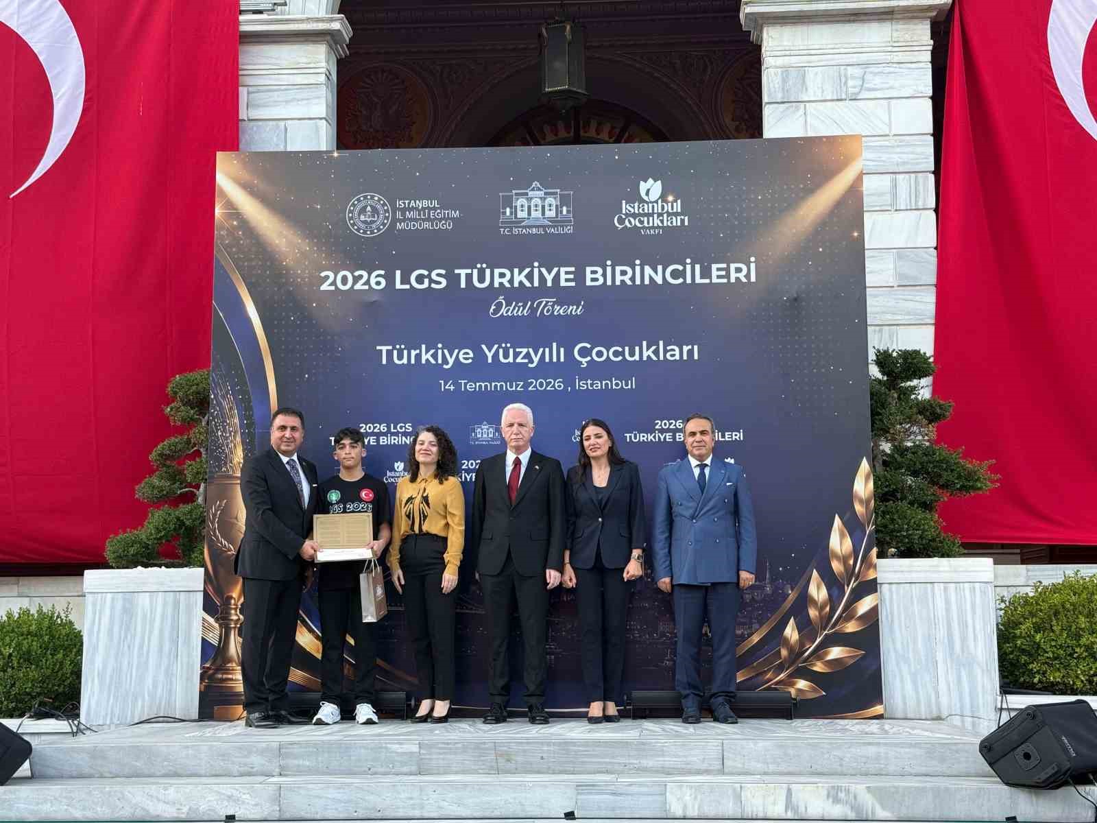 İstanbul Valisi Gül, LGS’de tam puan alan öğrencilerle bir araya geldi 4 istanbul valisi gul lgsde tam puan alan ogrencilerle bir araya geldi 0 pm6AkpSY