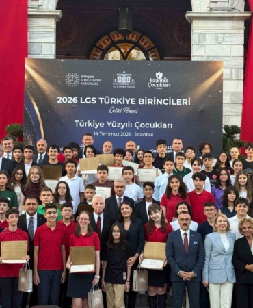 istanbul-valisi-gul-lgsde-tam-puan-alan-ogrencilerle-bir-araya-geldi-6BvydwnF.jpg