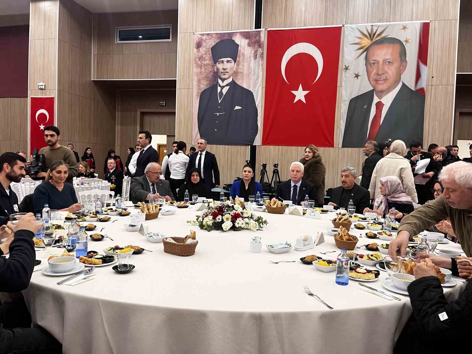 istanbul valisi gul sehit aileleri ve gazilerle iftarda bulustu 1 3gafKuYm