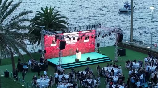 istanbul-valisi-gul-sokakta-birbirine-benzemeyen-birbiri-gibi-dusunmeyen-birbiri-gibi-giyinmeyen-herkesin-bu-MVRleTU3.jpg