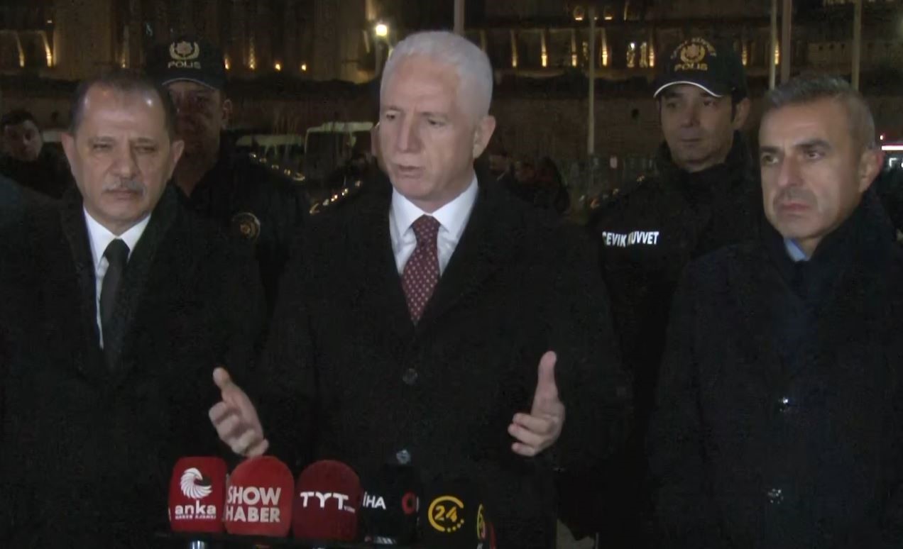 istanbul valisi gul ve il emniyet muduru yildiz taksimde denetim noktasini ziyaret etti 1 CIh6jOiy