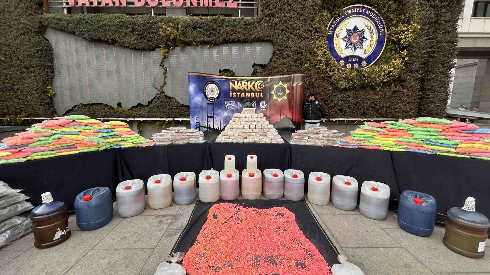 istanbul ve kocaelide ele gecirilen uyusturucular emniyette sergilendi 0