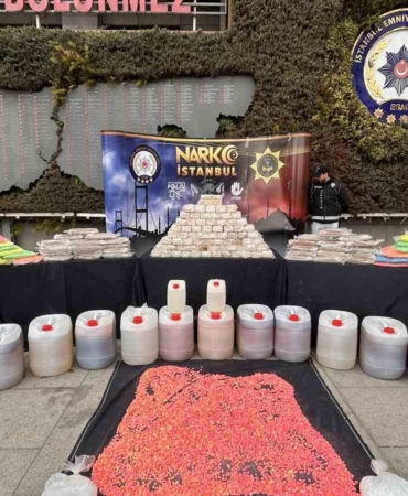 istanbul-ve-kocaelide-ele-gecirilen-uyusturucular-emniyette-sergilendi-fuY3mpKJ.jpg