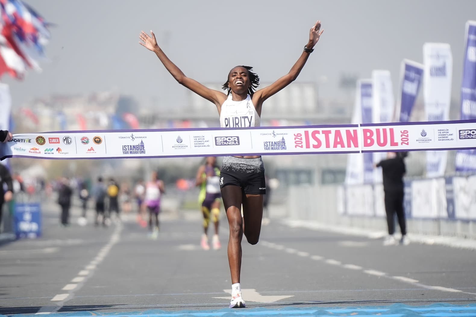 istanbul yari maratonunu erkeklerde alex matata kadinlarda purity gitonga kazandi 3 RmlpSGAu