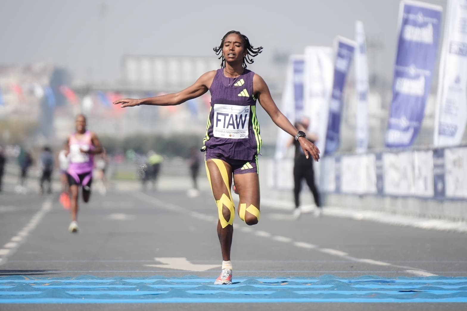 istanbul yari maratonunu erkeklerde alex matata kadinlarda purity gitonga kazandi 4 GEwR5myL