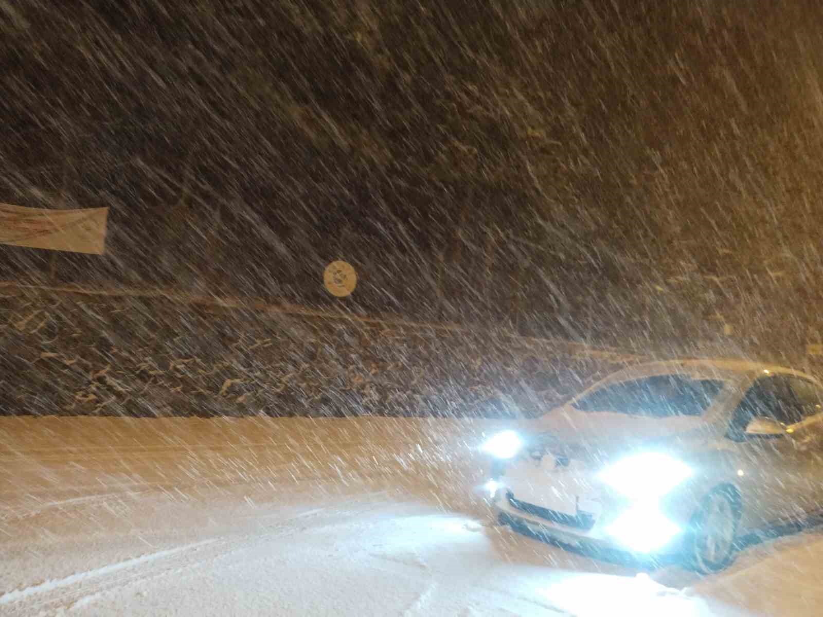 istanbul yeni yila karla girdi yollar beyaza burundu 1