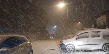 istanbul-yeni-yila-karla-girdi-yollar-beyaza-burundu-ZfAE6smH.jpg