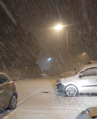 istanbul-yeni-yila-karla-girdi-yollar-beyaza-burundu-ZfAE6smH.jpg