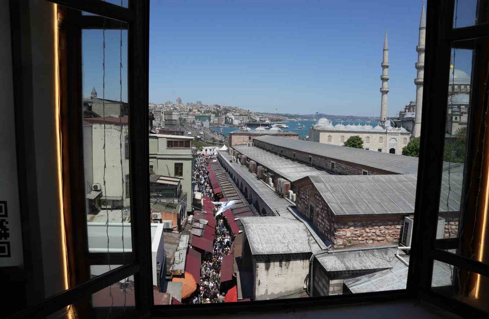 istanbulda 1 gunluk tatili ve gunesli havayi firsat bilenler eminonune akin etti 1 ktybwpcm