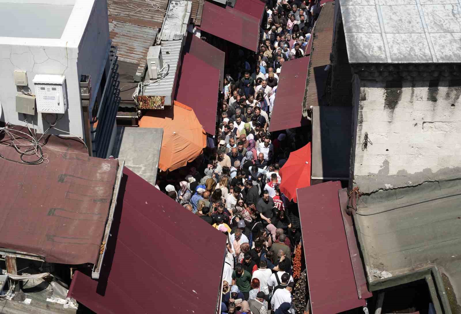 istanbulda 1 gunluk tatili ve gunesli havayi firsat bilenler eminonune akin etti 2