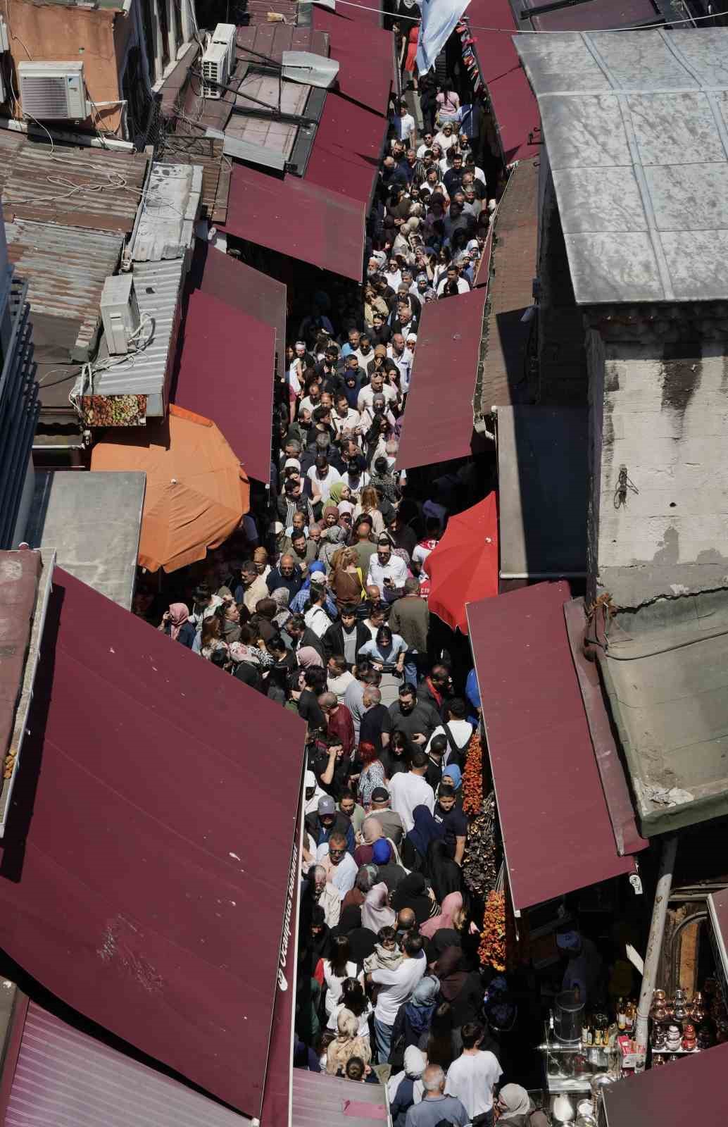 istanbulda 1 gunluk tatili ve gunesli havayi firsat bilenler eminonune akin etti 3