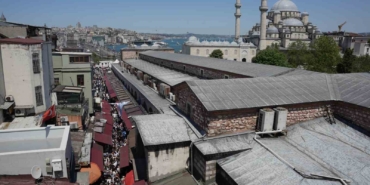istanbulda-1-gunluk-tatili-ve-gunesli-havayi-firsat-bilenler-eminonune-akin-etti-8fJ7RK3f.jpg