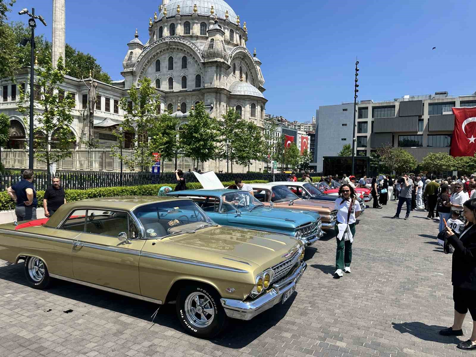 istanbulda 19 mayis coskusu klasik otomobiller beyoglunu renklendirdi 3 STBfTUS2