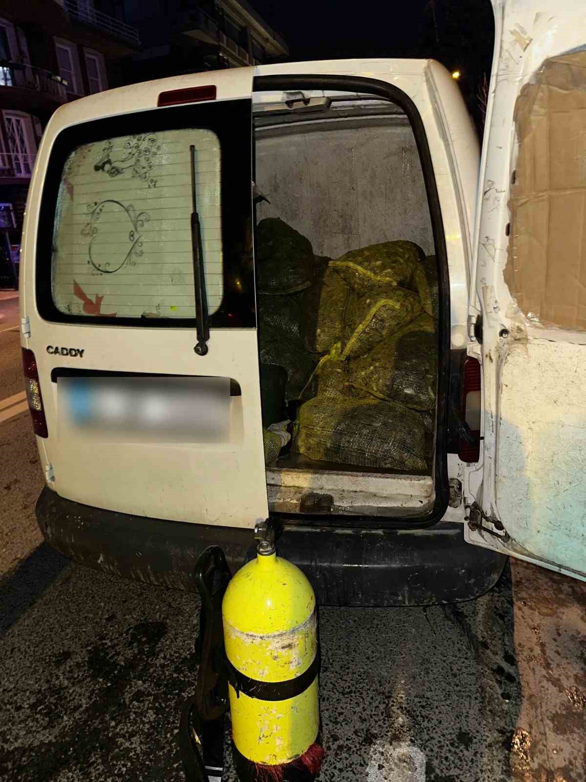 istanbulda 2 ton 350 kilogram kacak midye ele gecirildi 2 gdSpm4zs
