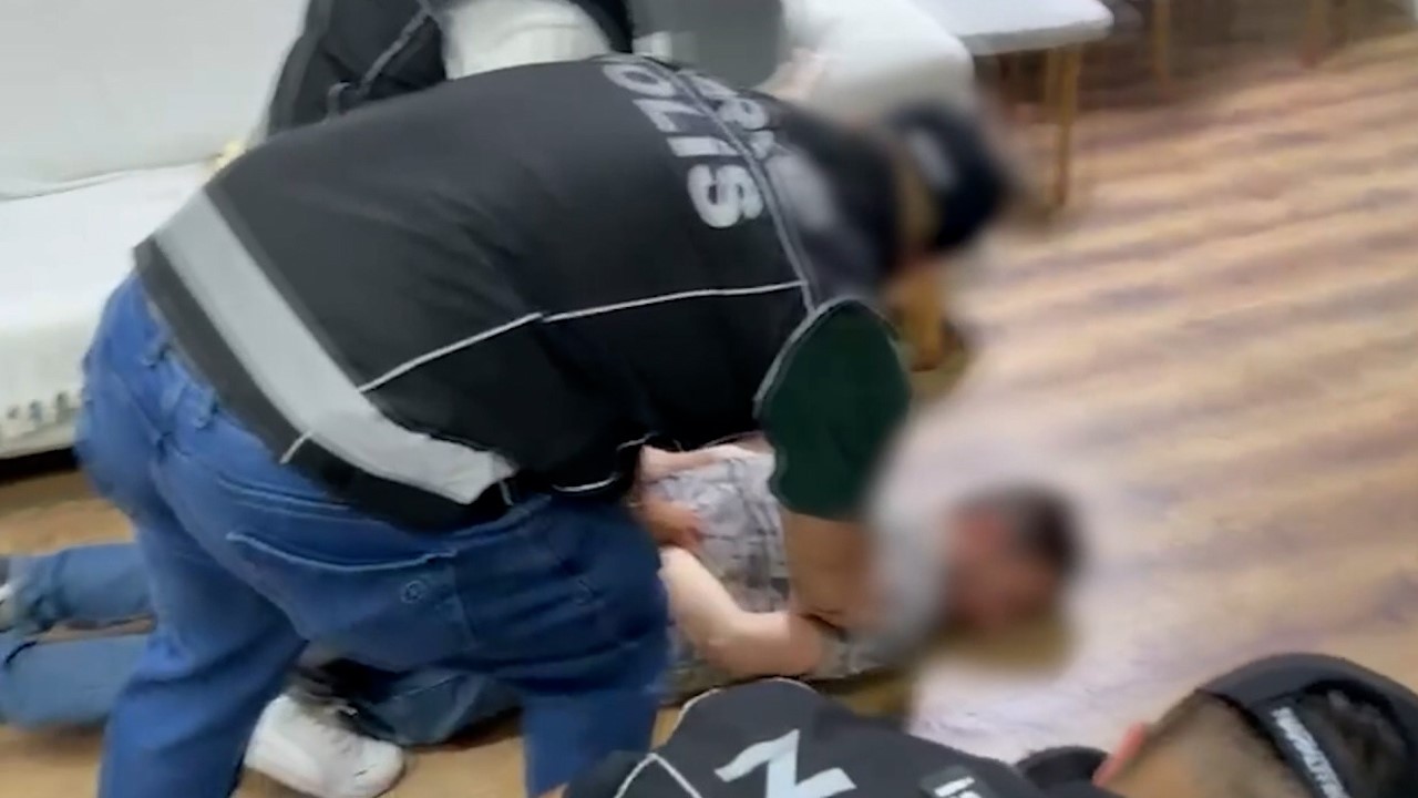İstanbul’da 3 ilçede uyuşturucu operasyonu: 45 skunk kilogram skunk ele geçirildi, 4 gözaltı 4 istanbulda 3 ilcede uyusturucu operasyonu 45 skunk kilogram skunk ele gecirildi 4 gozalti 0 iHNi8v9c