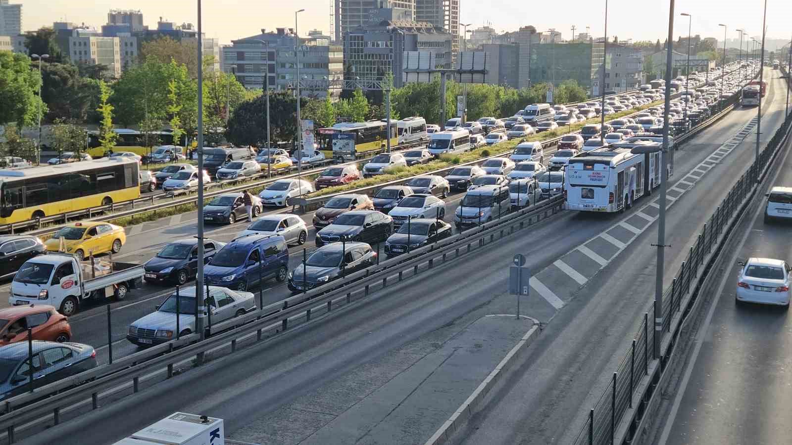 istanbulda aksam saatlerinde trafik yuzde 78e ulasti 0 rcpAG8Gm