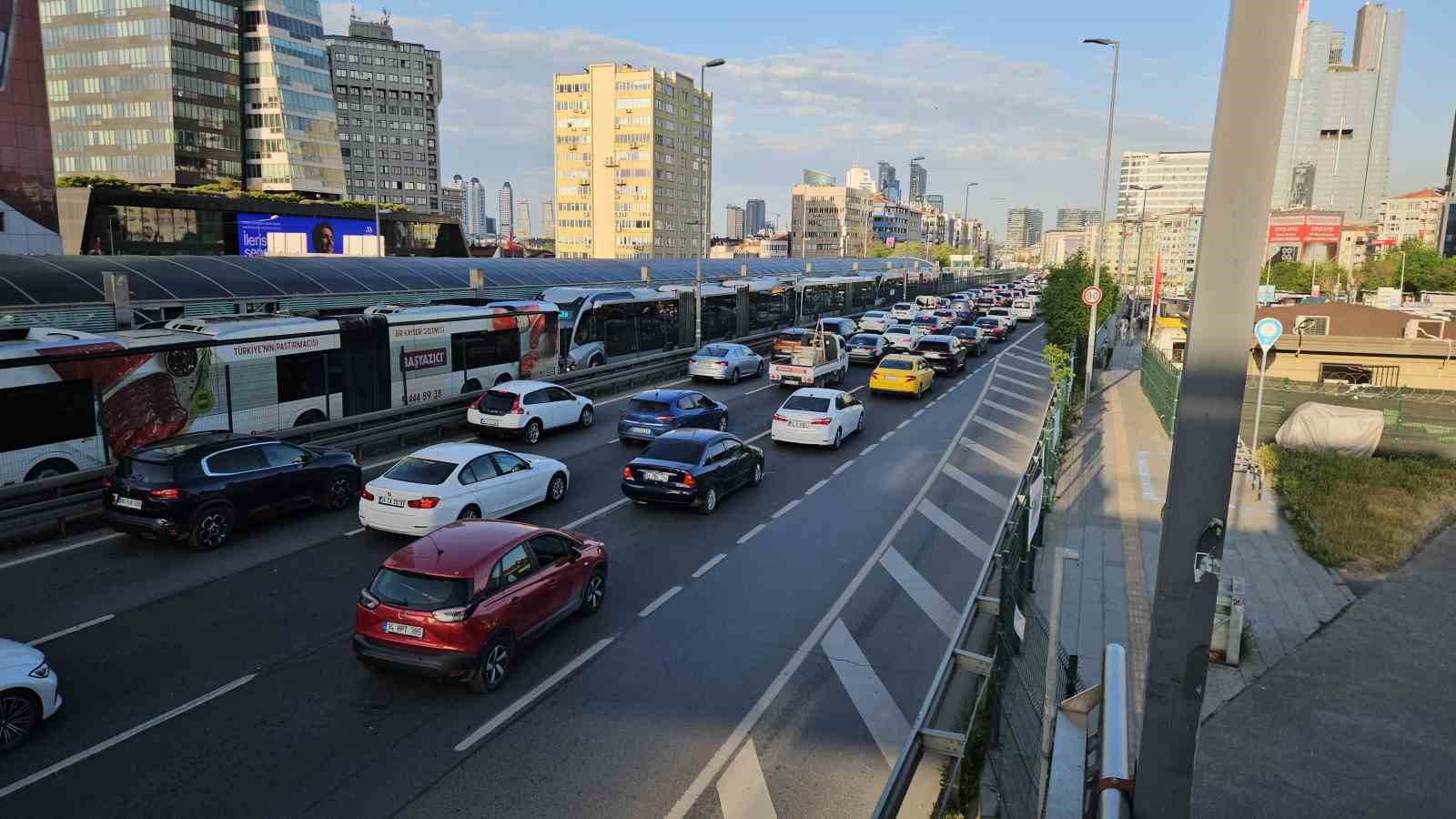 istanbulda aksam saatlerinde trafik yuzde 78e ulasti 2 bCVARMN9