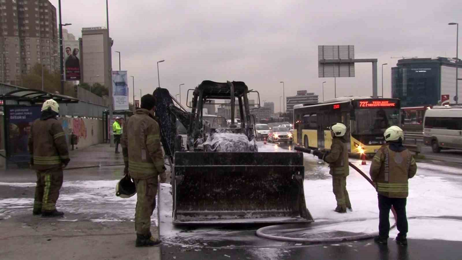 İstanbul’da alevlere teslim olan iş makinesi kül oldu: Trafikte oluşan yoğunluk dronla görüntülendi 5 istanbulda alevlere teslim olan is makinesi kul oldu trafikte olusan yogunluk dronla goruntulendi 1 NvRF1VAV