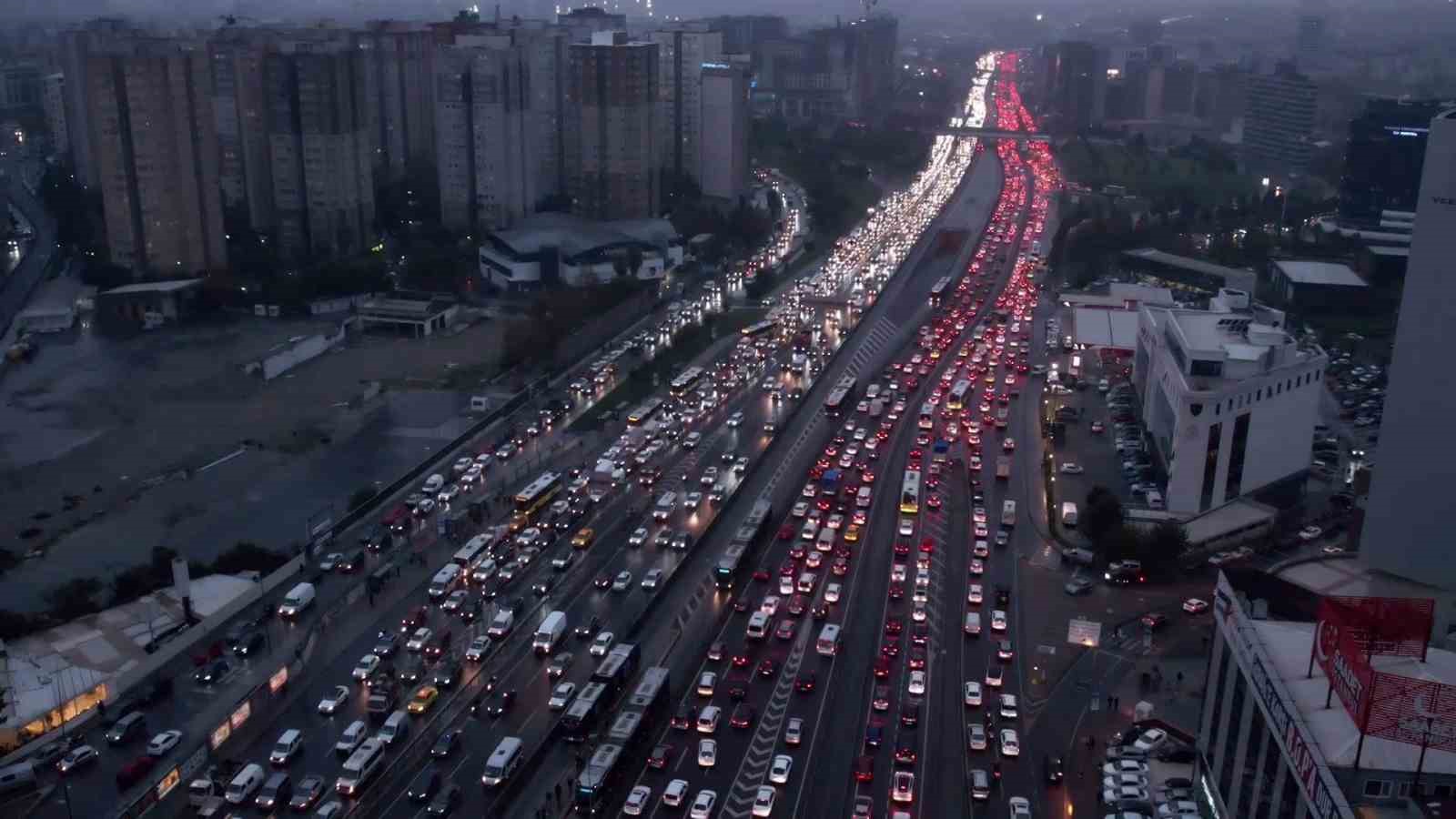 İstanbul’da alevlere teslim olan iş makinesi kül oldu: Trafikte oluşan yoğunluk dronla görüntülendi 6 istanbulda alevlere teslim olan is makinesi kul oldu trafikte olusan yogunluk dronla goruntulendi 2 iTSFisz1
