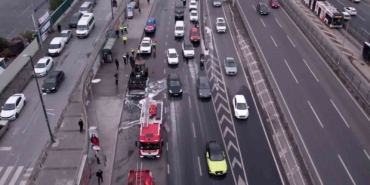 istanbulda-alevlere-teslim-olan-is-makinesi-kul-oldu-trafikte-olusan-yogunluk-dronla-goruntulendi-rCrMxuOM.jpg