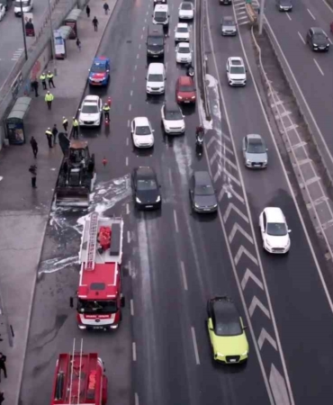 istanbulda-alevlere-teslim-olan-is-makinesi-kul-oldu-trafikte-olusan-yogunluk-dronla-goruntulendi-rCrMxuOM.jpg