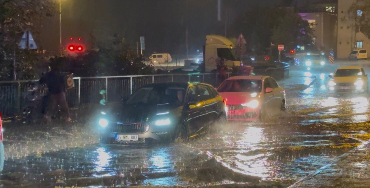 istanbulda aniden bastiran saganak yagmur hayati felc etti 0 UAy3cgvE
