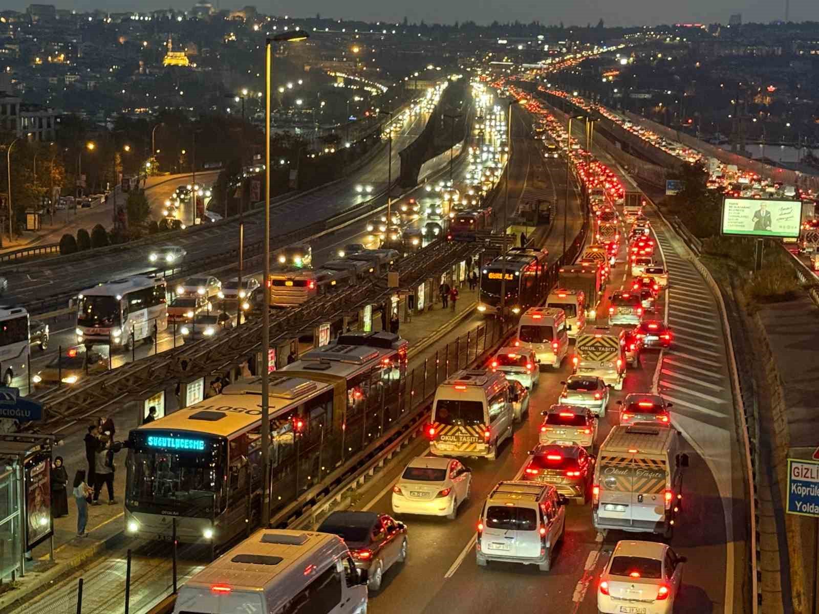 istanbulda ara tatil oncesi trafik yogunlugu yuzde 85e ulasti 1 LfZdk8NX
