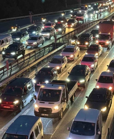 istanbulda-ara-tatil-oncesi-trafik-yogunlugu-yuzde-85e-ulasti-3bmiRIb7.jpg