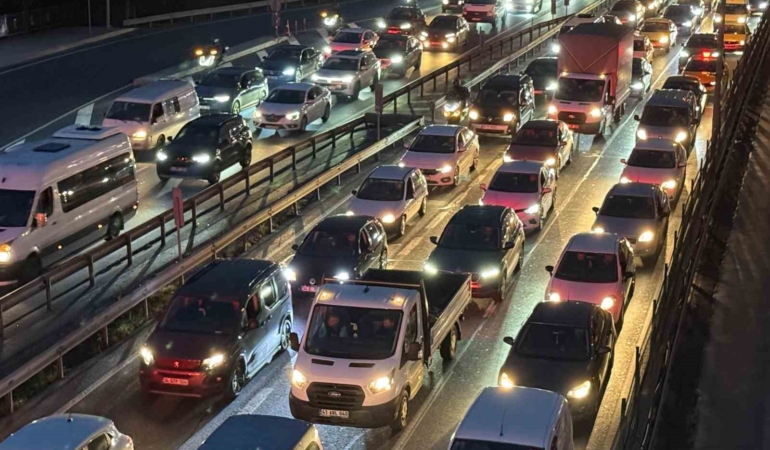 istanbulda-ara-tatil-oncesi-trafik-yogunlugu-yuzde-85e-ulasti-3bmiRIb7.jpg