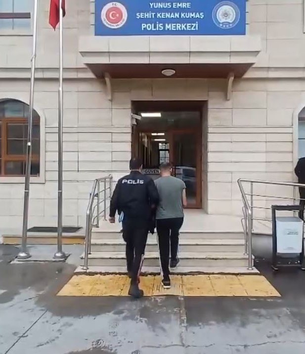 İstanbul’da aranan iki firari yakalandı 5 istanbulda aranan iki firari yakalandi 1 cmeSlq12