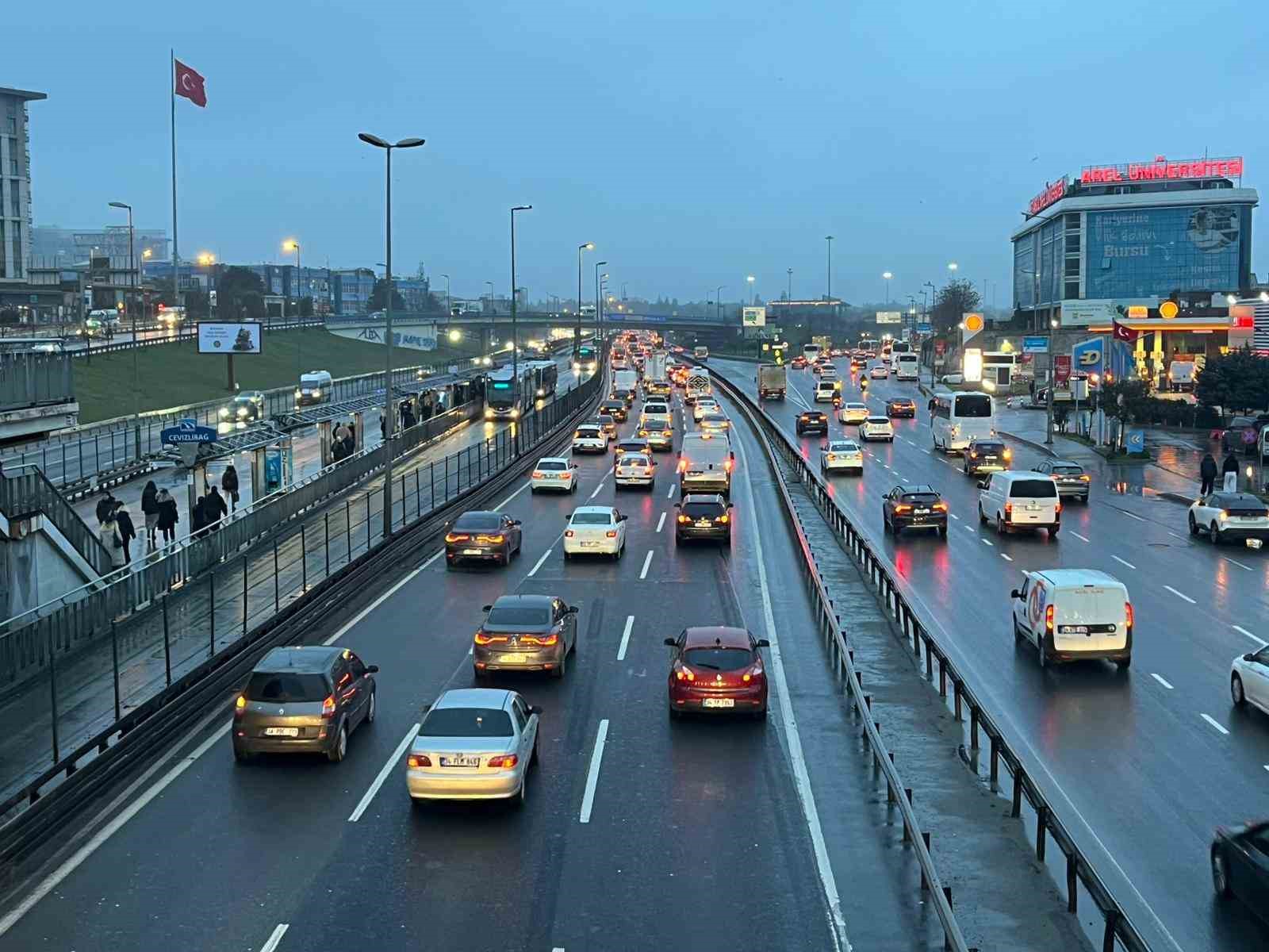 istanbulda bayram sonrasi haftanin ilk gunu sabah saatlerinde trafik yogunlugu olustu 0 fqY6YnWZ