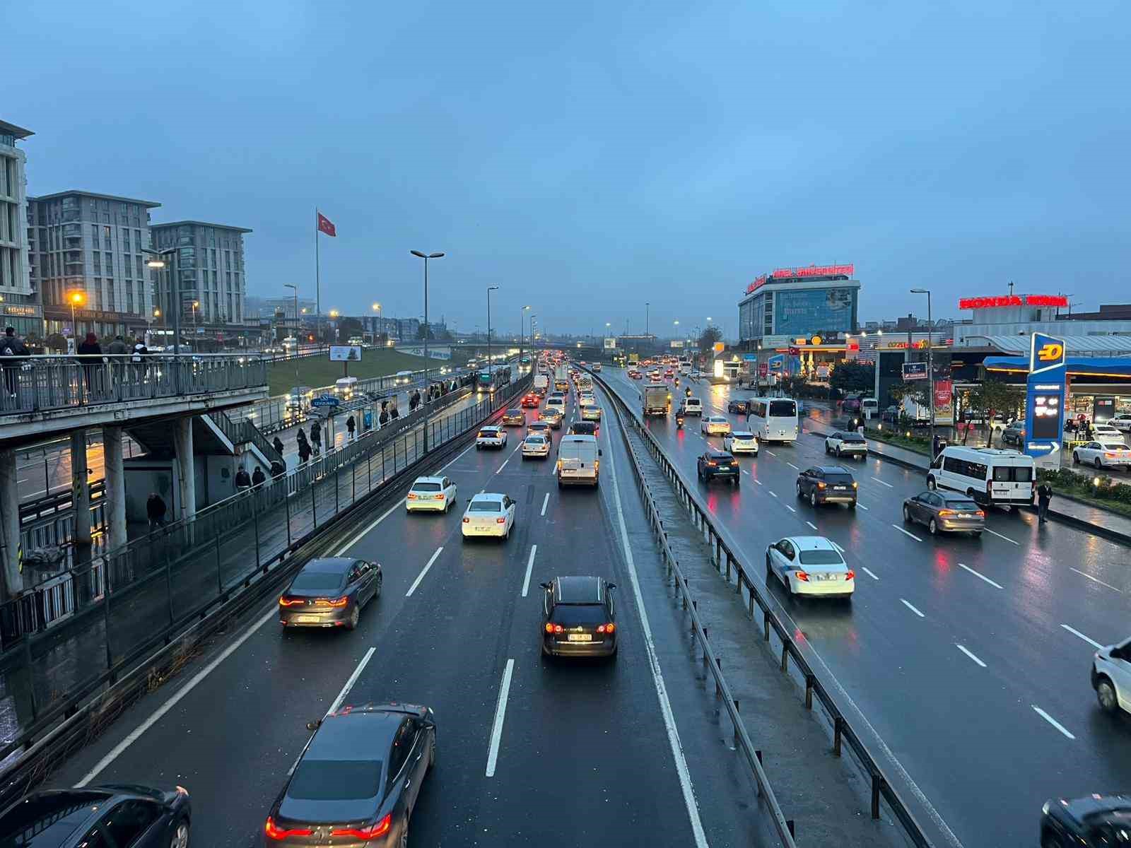 istanbulda bayram sonrasi haftanin ilk gunu sabah saatlerinde trafik yogunlugu olustu 1 z37RiDUD