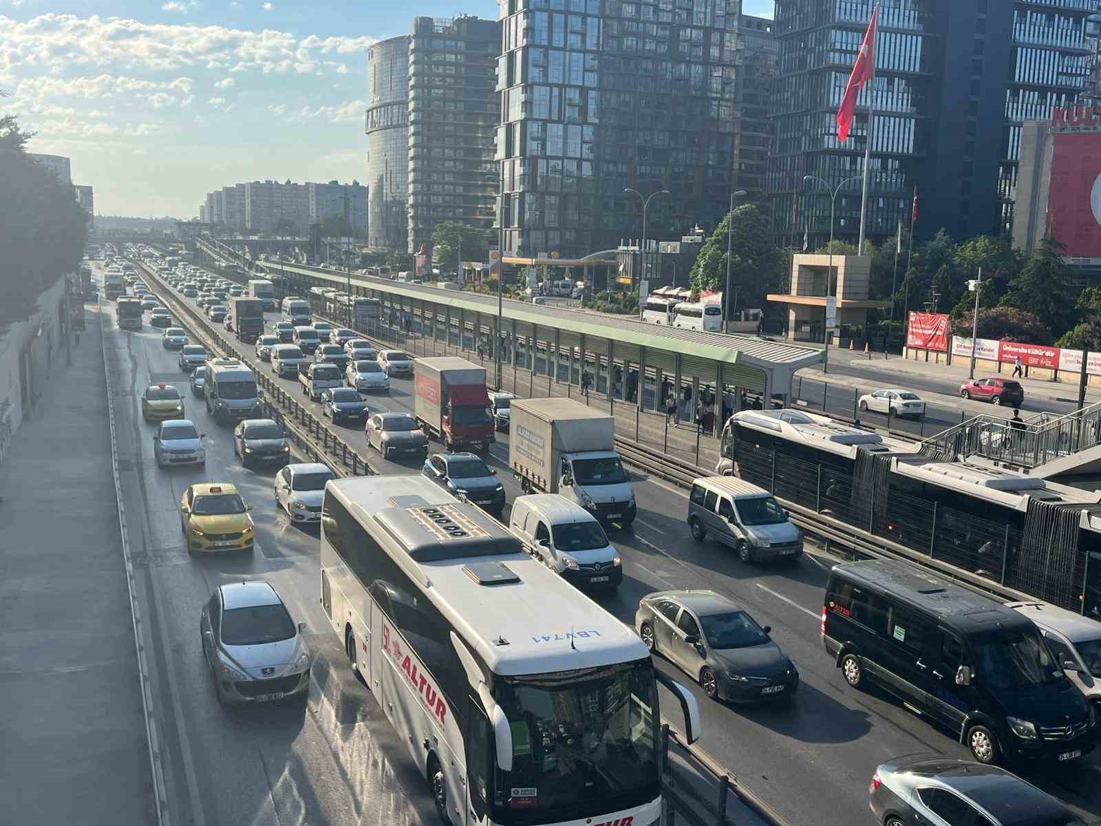 istanbulda bayram tatili sonrasi sabah saatlerinde trafik yogunlugu olustu 0 DPRKyjtl