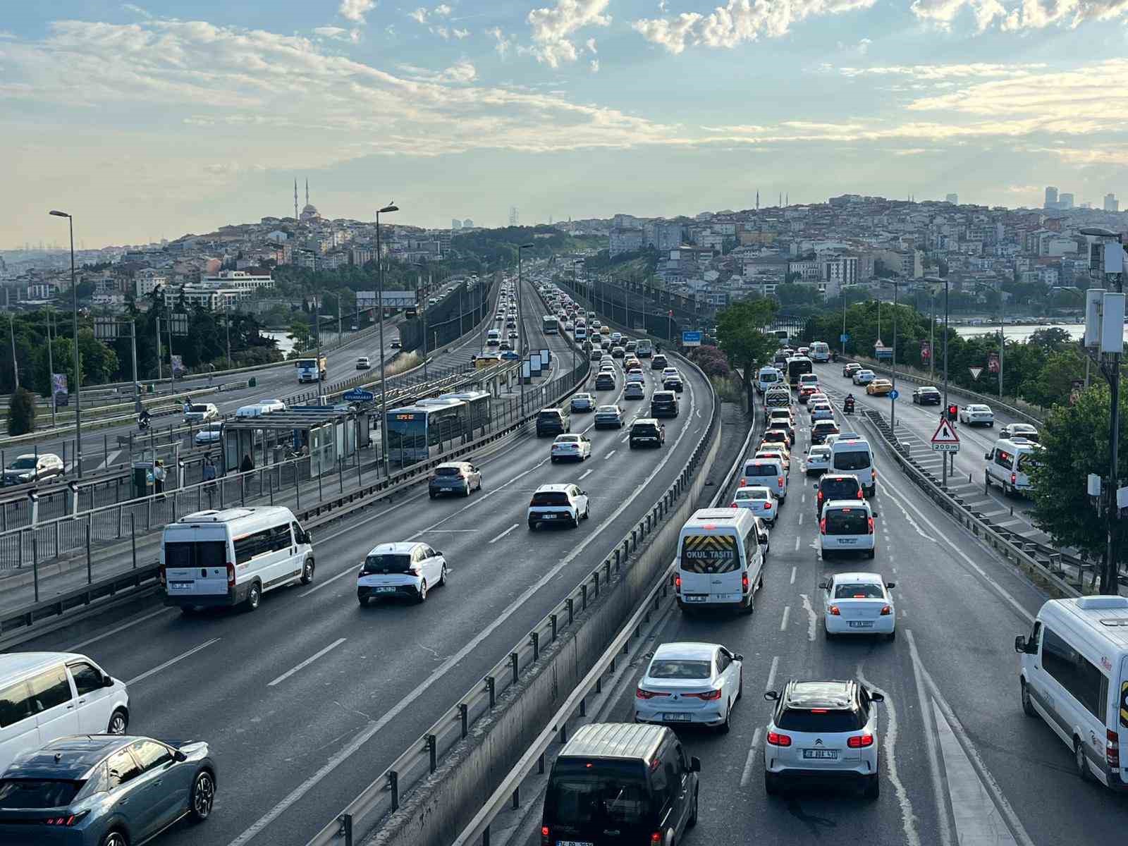istanbulda bayram tatili sonrasi sabah saatlerinde trafik yogunlugu olustu 1 2ieBb4VZ