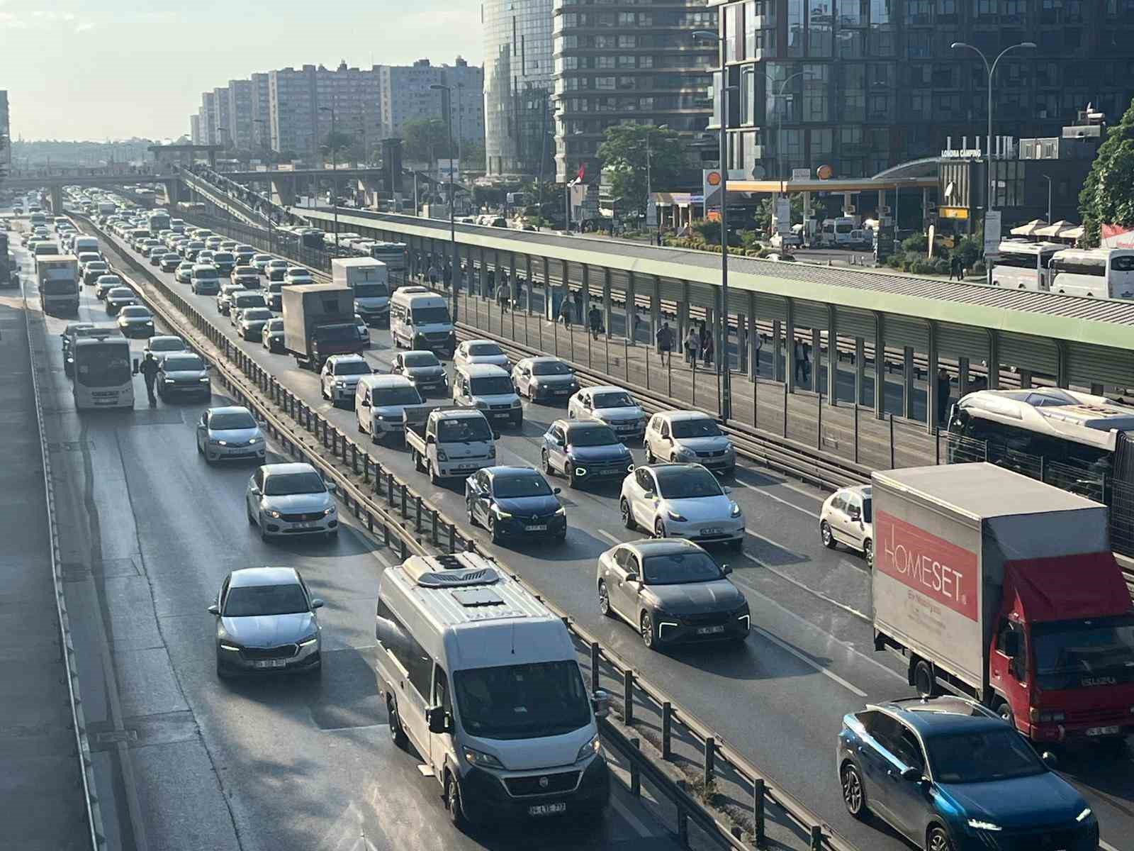 istanbulda bayram tatili sonrasi sabah saatlerinde trafik yogunlugu olustu 2 R6ZpVaGK