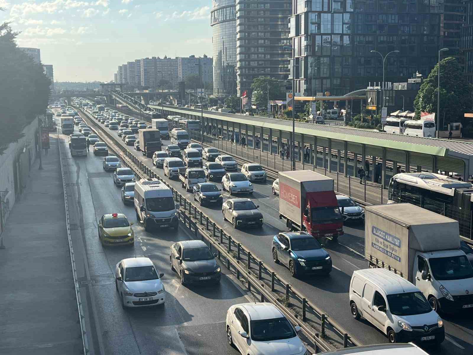istanbulda bayram tatili sonrasi sabah saatlerinde trafik yogunlugu olustu 3 EWrsFvlj