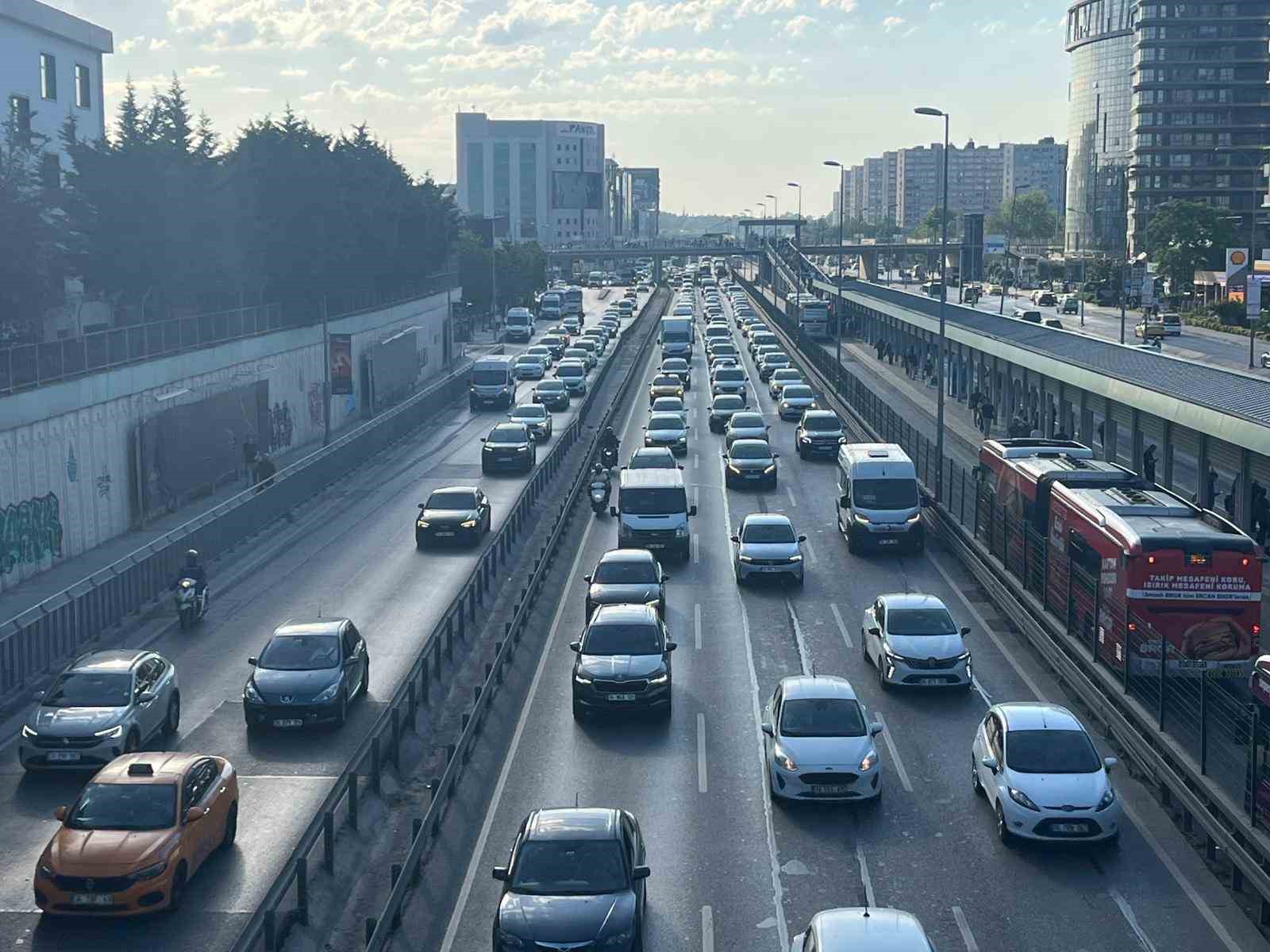 istanbulda bayram tatili sonrasi sabah saatlerinde trafik yogunlugu olustu 4 Sj2nI974