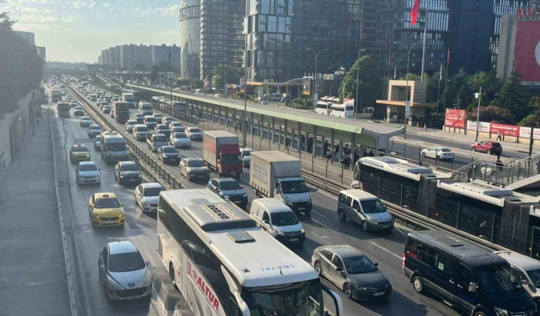 istanbulda-bayram-tatili-sonrasi-sabah-saatlerinde-trafik-yogunlugu-olustu-Ei2xgdTg.jpg