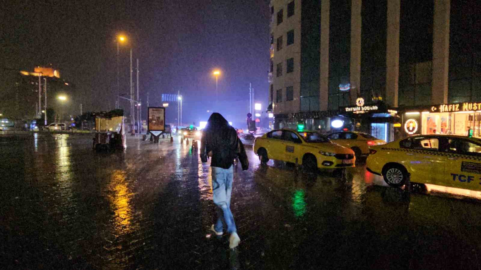 istanbulda beklenen sari kodlu saganak basladi 0