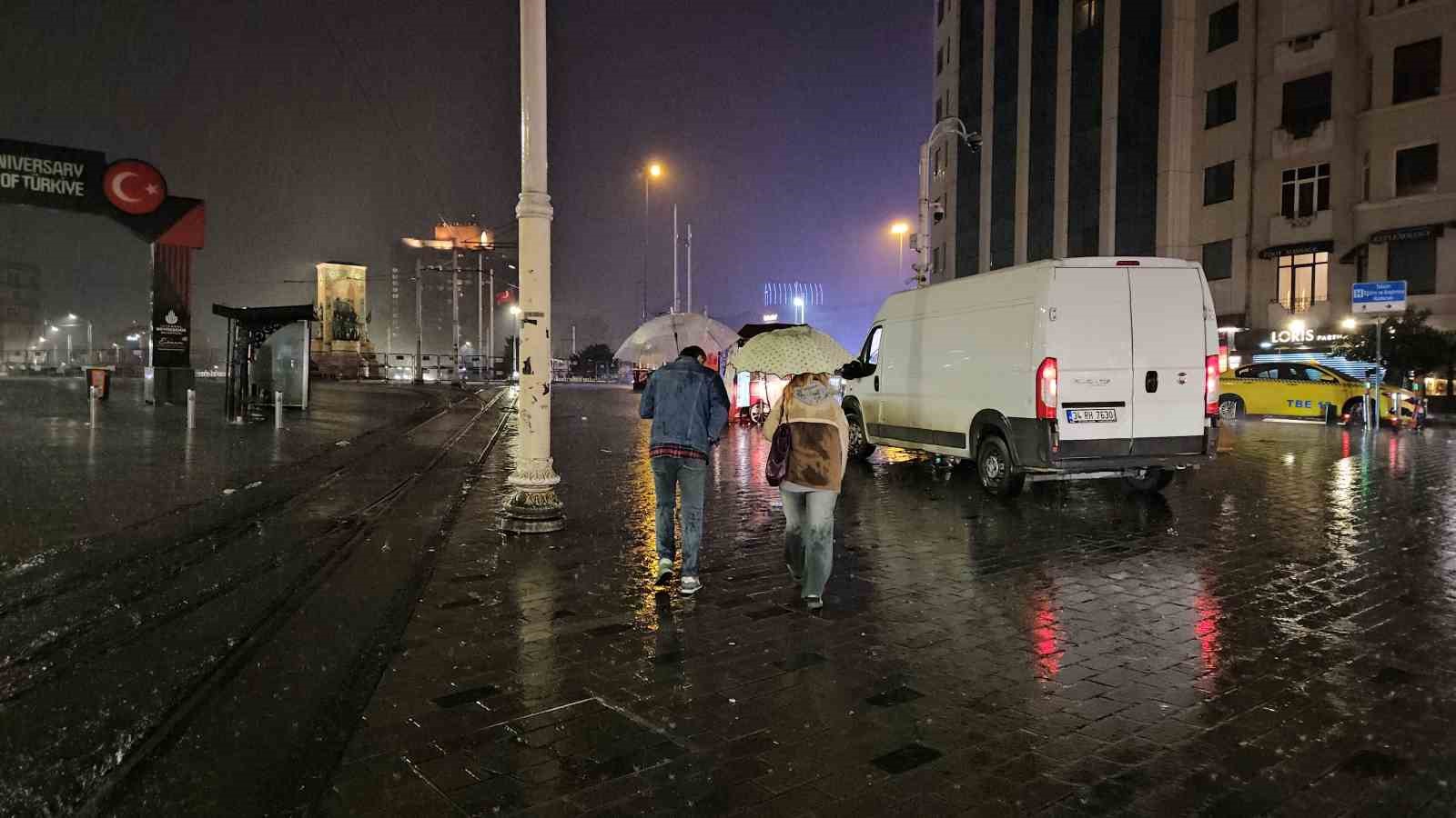 istanbulda beklenen sari kodlu saganak basladi 1 dF4FubGB