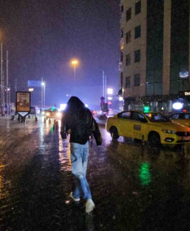 istanbulda-beklenen-sari-kodlu-saganak-basladi-125UPUD3.jpg