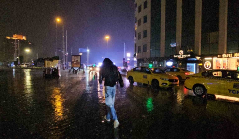 istanbulda-beklenen-sari-kodlu-saganak-basladi-125UPUD3.jpg