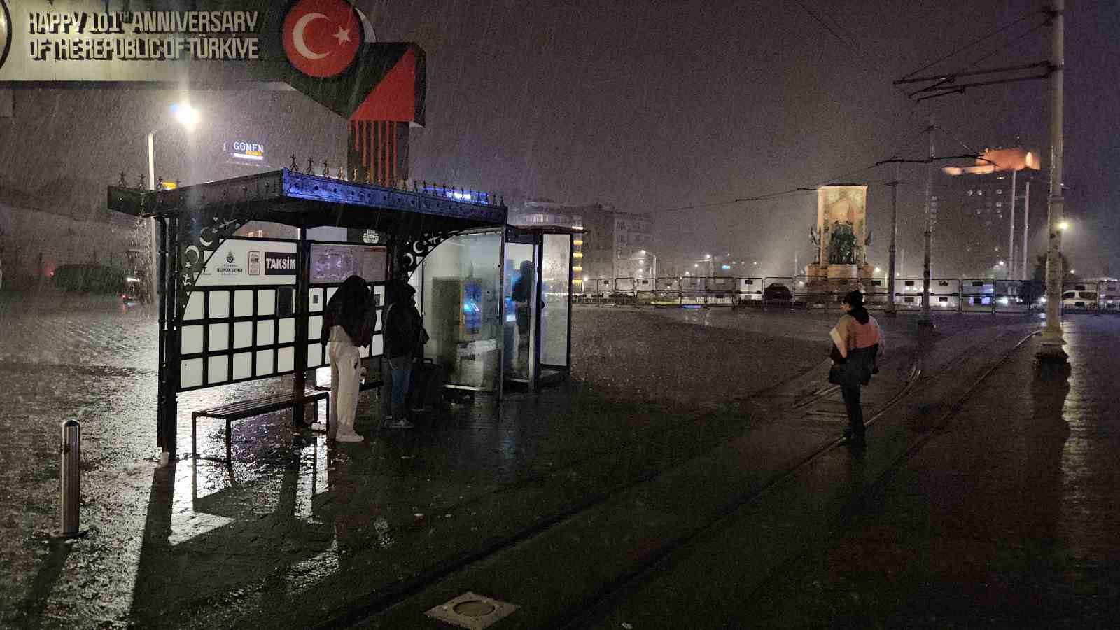 istanbulda beklenen sari kodlu saganak basladi 3 g2LhDrNg