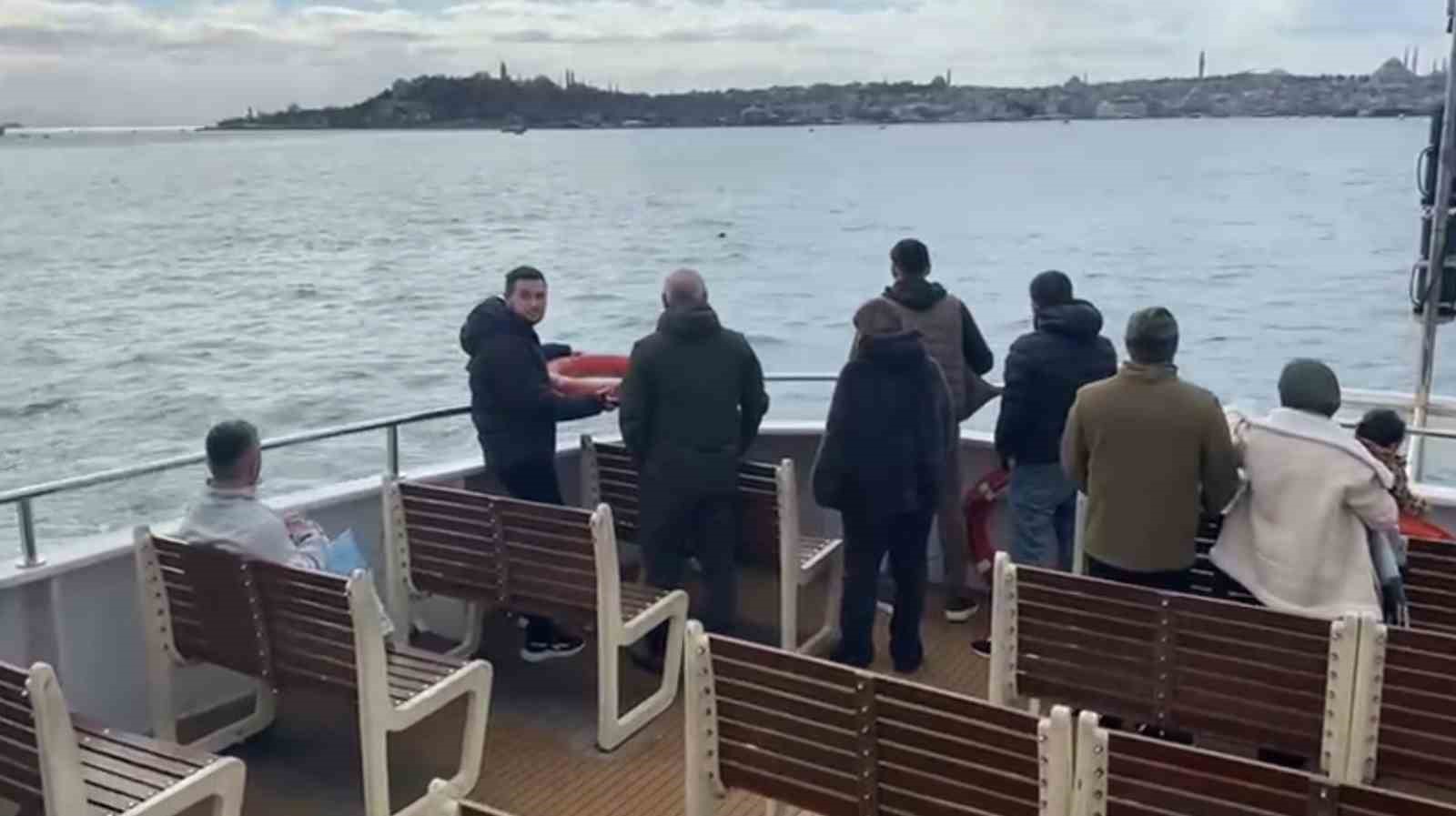 istanbulda bir kisi vapurdan denize atladi gorevliler ve vatandaslar onun icin seferber oldu 0 HrEaE443