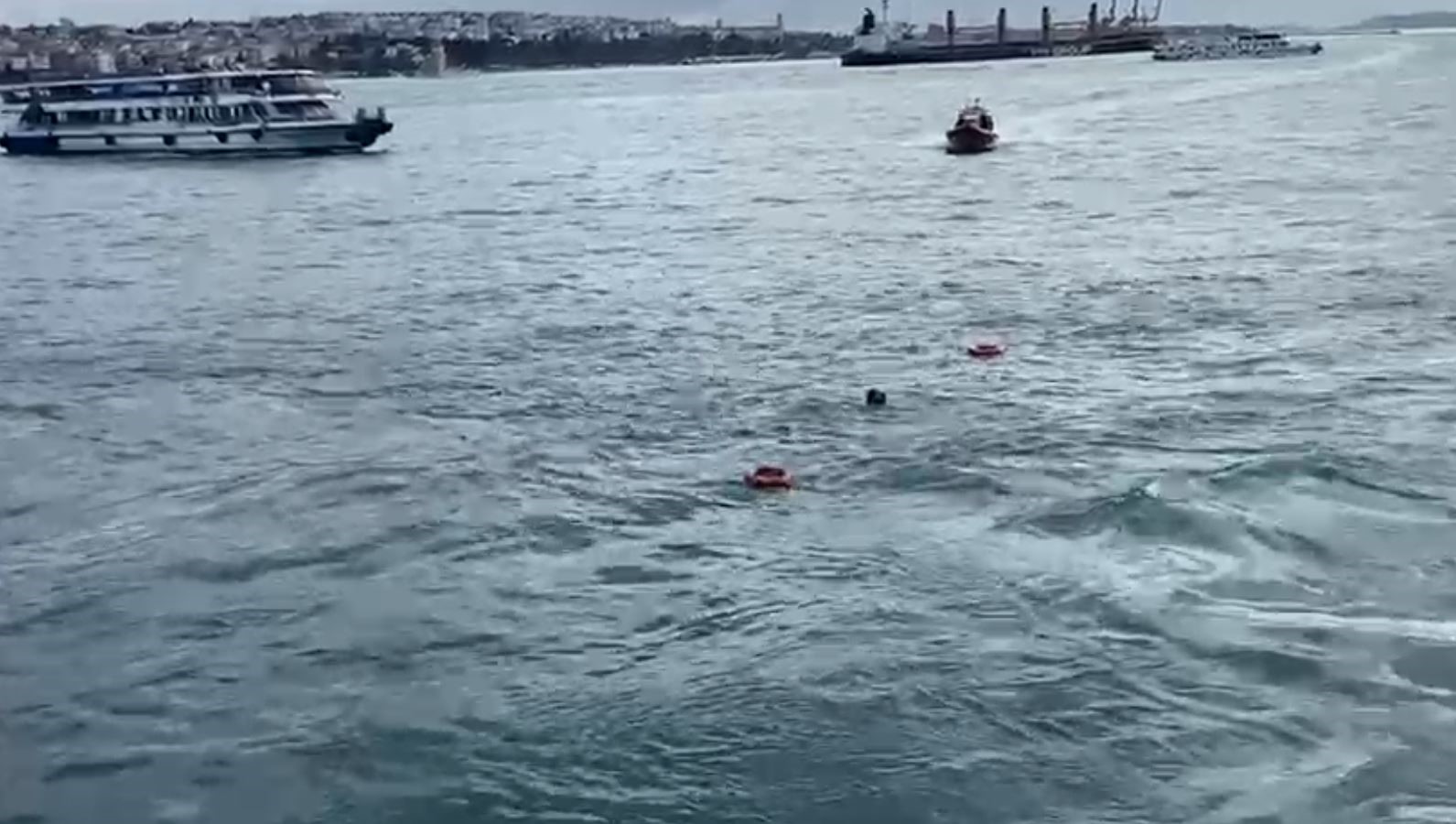 istanbulda bir kisi vapurdan denize atladi gorevliler ve vatandaslar onun icin seferber oldu 1 qLFGJ2b4