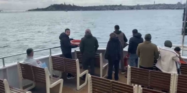 istanbulda-bir-kisi-vapurdan-denize-atladi-gorevliler-ve-vatandaslar-onun-icin-seferber-oldu-52ZRqWnQ.jpg
