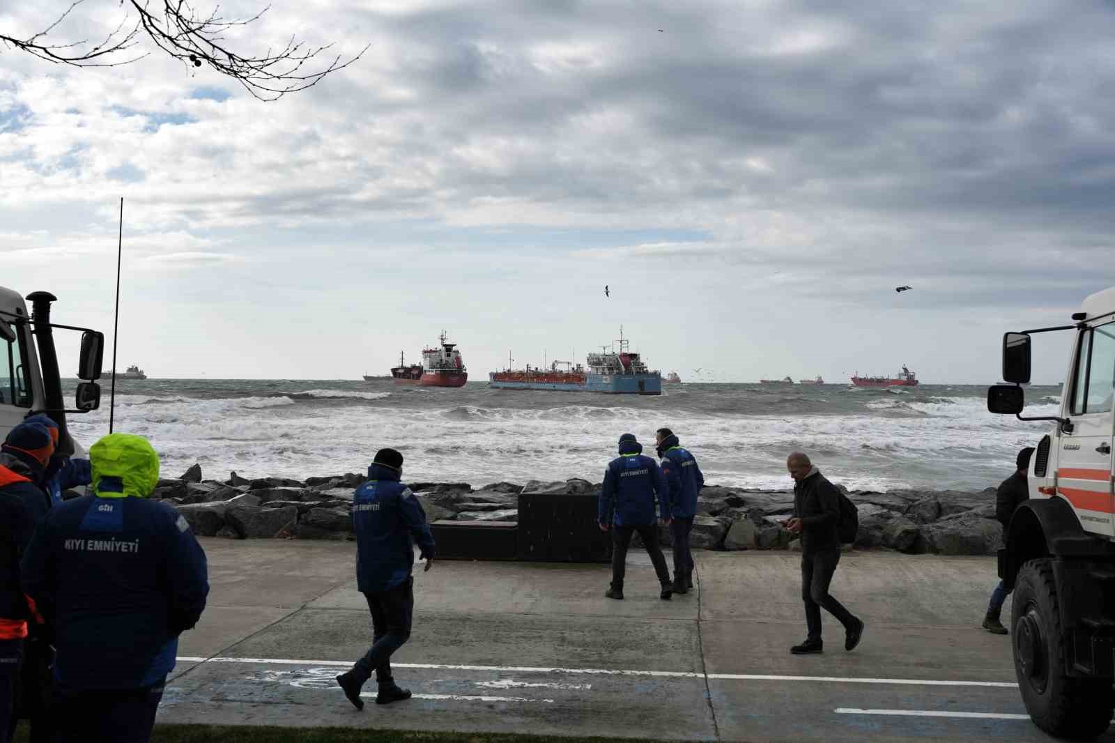istanbulda birbirine temas eden tankerlerden biri kurtarildi 1