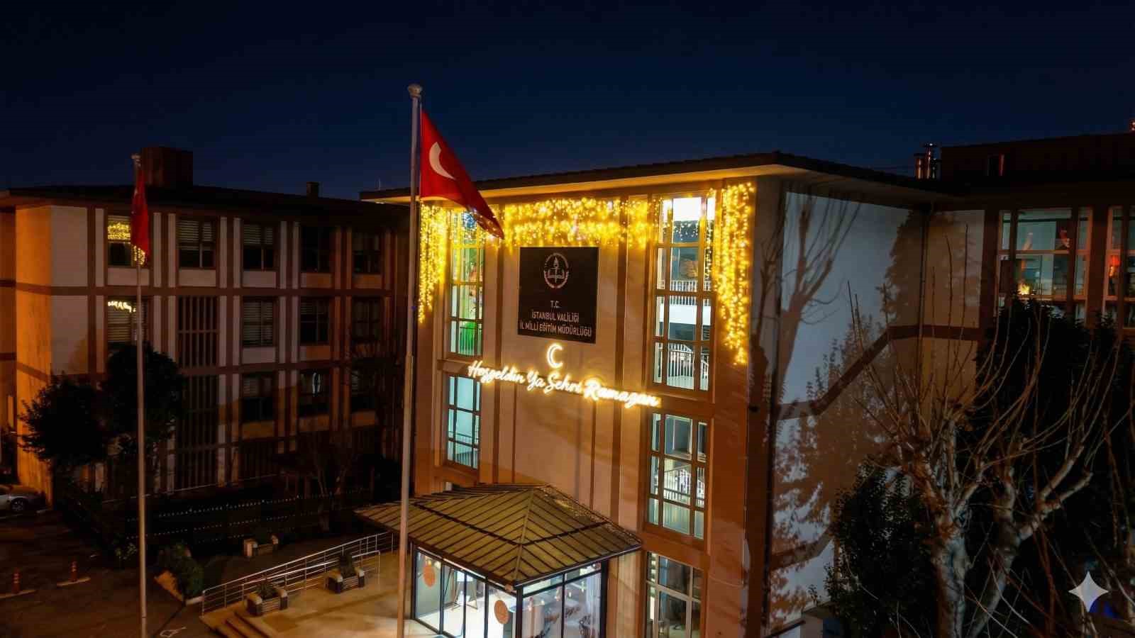 istanbulda bu yil okullarin sadece ici degil disi da ramazanla aydinlandi 0 dE6dFQEc