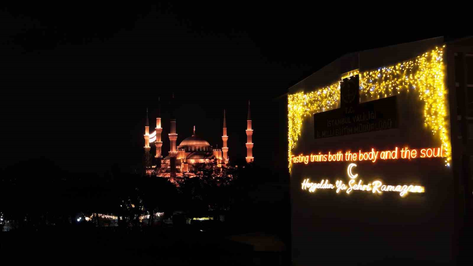 istanbulda bu yil okullarin sadece ici degil disi da ramazanla aydinlandi 1 9Pu2pUEd
